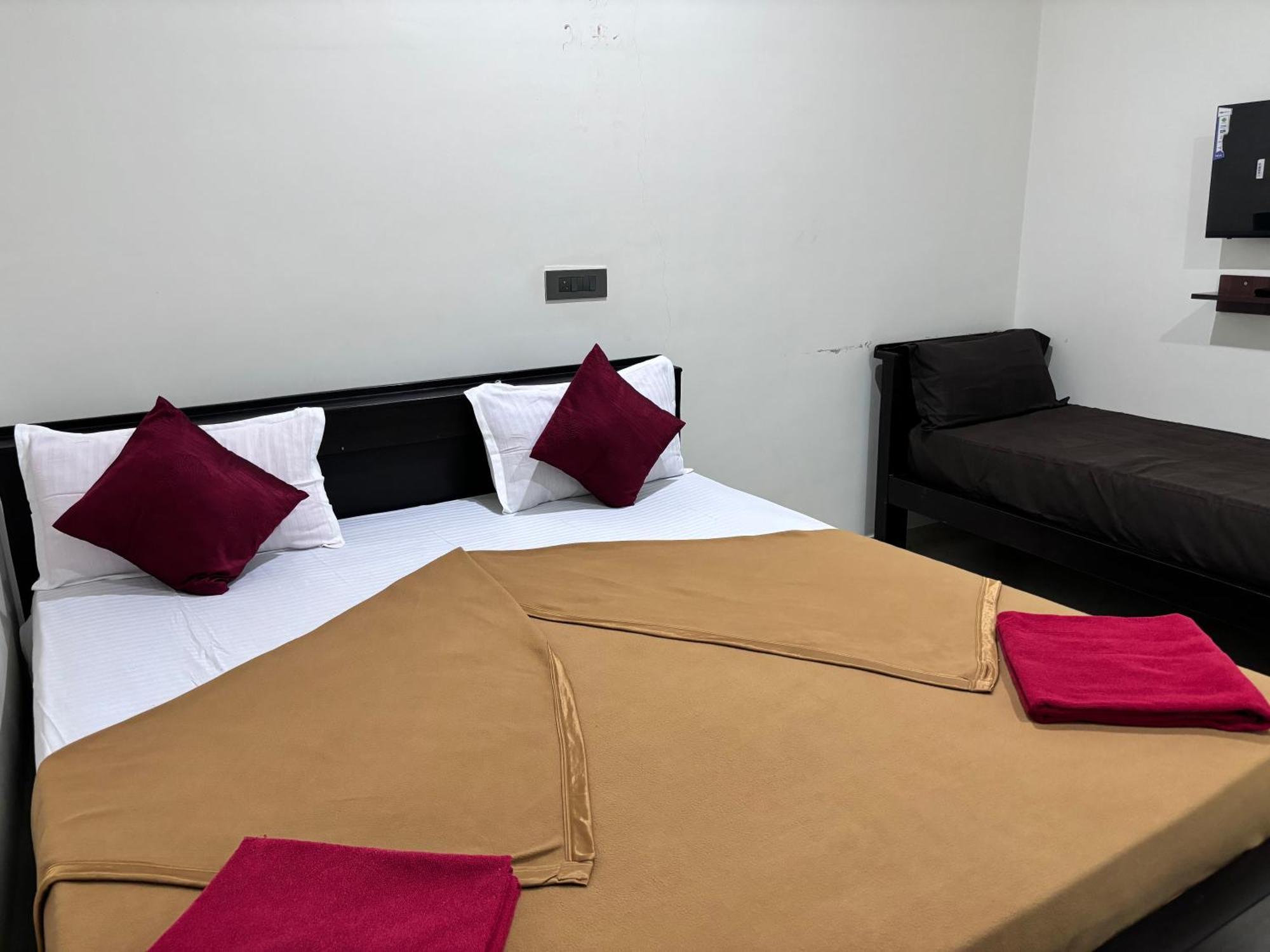 Sri Siri Lodge And Hotel Chikmagalūr Esterno foto